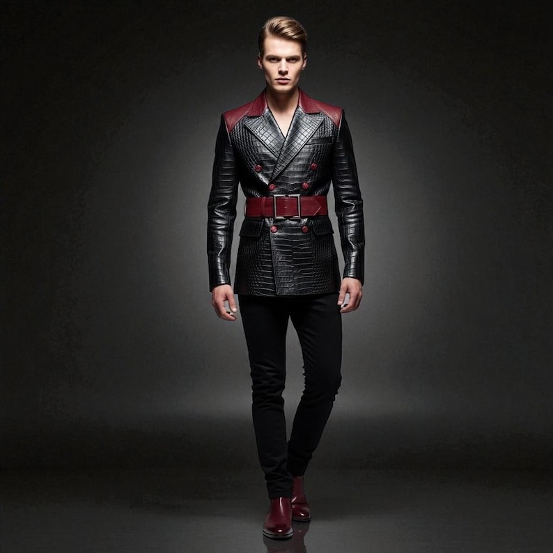 Peut inclure: Veste en cuir noir &agrave; texture crocodile, col et ceinture bordeaux. La veste est &agrave; double boutonnage et est associ&eacute;e &agrave; un pantalon noir et des bottines bordeaux. Le style est un m&eacute;lange de mode classique et moderne.