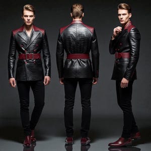 Peut inclure: Veste en cuir noir &agrave; texture crocodile, avec des empi&egrave;cements bordeaux aux &eacute;paules et une ceinture assortie. La veste crois&eacute;e est port&eacute;e avec un pantalon noir et des chaussures bordeaux.