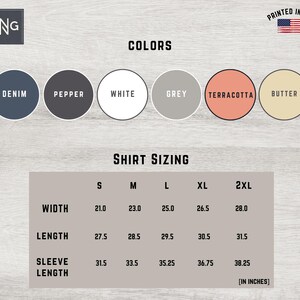 Puede incluir: Un gr&aacute;fico que muestra el tama&ntilde;o de las camisas en pulgadas para las tallas S, M, L, XL y 2XL. El gr&aacute;fico muestra las medidas de ancho, largo y largo de la manga. Los colores disponibles son denim, pimienta, blanco, gris, terracota y mantequilla.