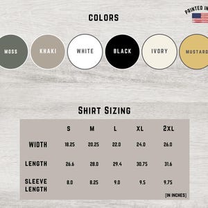 Peut inclure: Un tableau des couleurs et des tailles pour un t-shirt. Les couleurs indiqu&eacute;es sont mousse, kaki, blanc, noir, ivoire et moutarde. Un tableau affiche les mesures en pouces pour les tailles S &agrave; 2XL, incluant largeur, longueur et longueur de manche.