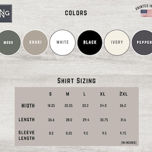 K&ouml;nnte beinhalten: T-Shirt Gr&ouml;&szlig;entabelle mit Ma&szlig;en in Zoll f&uuml;r die Gr&ouml;&szlig;en S, M, L, XL und 2XL. Die Tabelle zeigt die Ma&szlig;e f&uuml;r Breite, L&auml;nge und &Auml;rmell&auml;nge. Die Tabelle befindet sich auf einem Holzmaserungshintergrund.