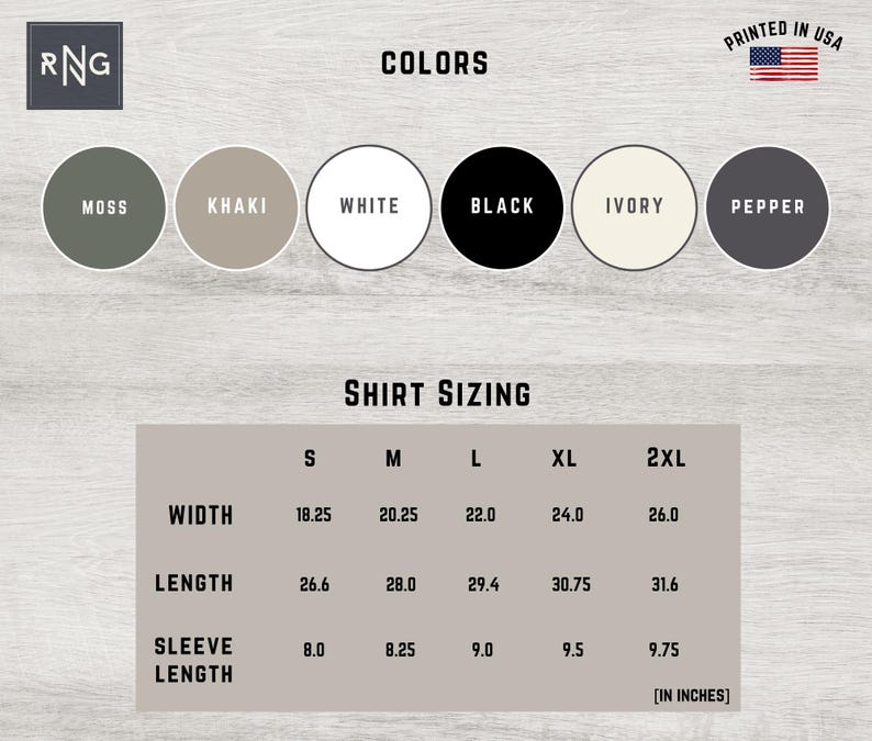 K&ouml;nnte beinhalten: T-Shirt Gr&ouml;&szlig;entabelle mit Ma&szlig;en in Zoll f&uuml;r die Gr&ouml;&szlig;en S, M, L, XL und 2XL. Die Tabelle zeigt die Ma&szlig;e f&uuml;r Breite, L&auml;nge und &Auml;rmell&auml;nge. Die Tabelle befindet sich auf einem Holzmaserungshintergrund.