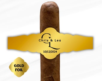 Könnte beinhalten: Goldfolien-Zigarrenband mit dem Text "Chris & Lea" und dem Datum "10/12/2024".