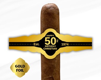 Könnte beinhalten: Goldene Zigarrenband mit schwarzem Text, der "Happy 50th Birthday Christian Est. 1974" lautet.