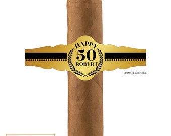 Könnte beinhalten: Goldene Zigarettenband aus Folie mit schwarzem Text, der "Happy 50 Robert" lautet.