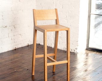 素朴な無垢材バースツール - キッチンアイランドやバーテーブルに最適