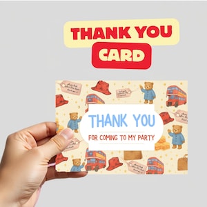 Puede incluir: Una tarjeta de agradecimiento con un diseño caprichoso con osos de peluche, autobuses rojos y sombreros. La tarjeta dice "Thank You For Coming To My Party" en una fuente lúdica. Encima de la tarjeta están las palabras "THANK YOU CARD" en negrita.