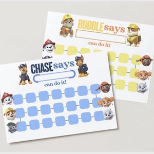 Op de afbeelding: Twee witte kaarten met Paw Patrol-personages. Eén kaart zegt "CHASE says can do it!" en de andere "RUBBLE says can do it!" Elke kaart heeft een ruimte voor een naam en een reeks blauwe vierkanten.