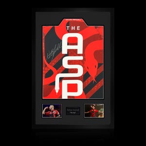 以下が含まれることがあります： 赤と黒のヘビのモチーフと「THE ASP」の文字が入った額装されたアートワーク。2つの小さな写真とサインも含まれています。すべて黒いフレームに入っています。インテリアに最適です。