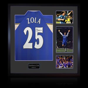 Puede incluir: Camiseta de fútbol enmarcada del Chelsea FC, azul con letras blancas y el número 25. El nombre "LOLA" está encima del número. Incluye fotos de acción de un jugador. La placa dice "Gianfranco Zola Chelsea F.C."