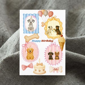 Peut inclure: Carte de vœux d'anniversaire avec des illustrations de chiens, dont un dalmatien, un golden retriever et un teckel. La carte présente un gâteau, une glace, des ballons et l'inscription "Happy Birthday".