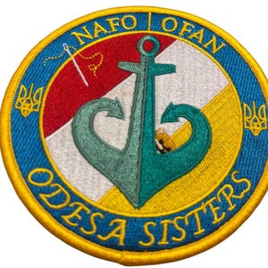 Puede incluir: Un juego de tres botes de cerámica con tapas. Los botes son blancos con una superficie texturizada y presentan un patrón geométrico en tonos grises y negros. El bote más grande mide aproximadamente 20 cm de alto.