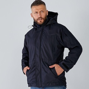 Puede incluir: Una chaqueta azul oscuro con capucha, cierre de cremallera y varios bolsillos. La chaqueta tiene una capucha con cordón y forro polar.