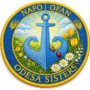 Puede incluir: Parche bordado con un diseño de ancla azul, rodeado de tulipanes amarillos, margaritas blancas y hierba verde. El parche tiene el texto "NAFO | OFAN" y "ODESA SISTERS" en letras amarillas sobre un fondo azul.