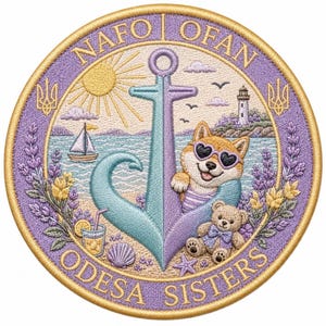 Può includere: Toppa ricamata con un design circolare con uno Shiba Inu con occhiali da sole a forma di cuore, un'ancora e il testo "NAFO OFAN ODESSA SISTERS". La toppa presenta una scena di spiaggia con un faro, una barca a vela e un orsacchiotto, con un bordo lavanda e oro.