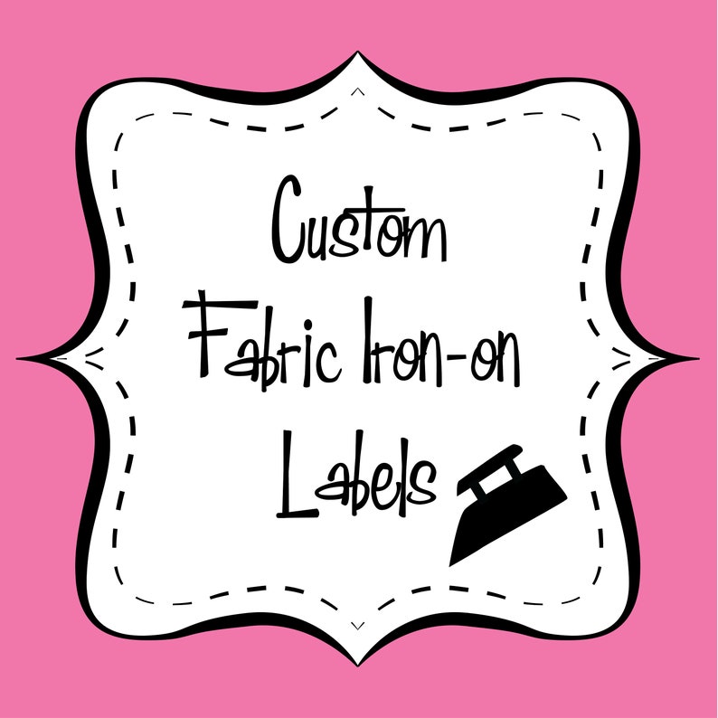 Pu&ograve; includere: Etichetta bianca con testo nero che recita "Custom Fabric Iron-on Labels" con un'icona di ferro da stiro nera. L'etichetta ha uno sfondo bianco e un bordo nero tratteggiato.