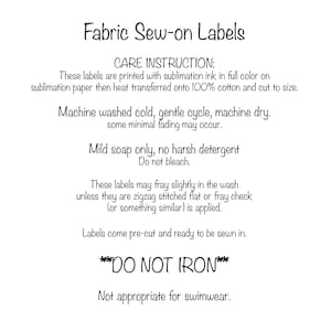 K&ouml;nnte beinhalten: Schwarz-wei&szlig;er Text auf wei&szlig;em Hintergrund mit Anweisungen zur Pflege von Stoff-Aufn&auml;h-Etiketten. Der Text enth&auml;lt "Care Instruction", "Machine washed cold, gentle cycle, machine dry", "Mild soap only, no harsh detergent", "Do not bleach", "These labels may fray slightly in the wash", "Labels come pre-cut and ready to be sewn in", "**DO NOT IRON**" und "Not appropriate for swimwear."