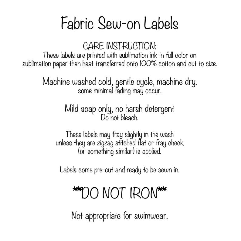 K&ouml;nnte beinhalten: Schwarz-wei&szlig;er Text auf wei&szlig;em Hintergrund mit Anweisungen zur Pflege von Stoff-Aufn&auml;h-Etiketten. Der Text enth&auml;lt "Care Instruction", "Machine washed cold, gentle cycle, machine dry", "Mild soap only, no harsh detergent", "Do not bleach", "These labels may fray slightly in the wash", "Labels come pre-cut and ready to be sewn in", "**DO NOT IRON**" und "Not appropriate for swimwear."