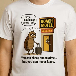 Zabawna koszulka z motywem motelu Roach Cartoon Roach Tee, którą możesz sprawdzić w każdej chwili, ale nigdy nie zostawiaj koszulki z humorem Bug Prezent dla mężczyzn lub kobiet