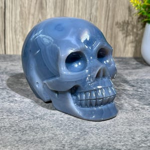 Hand Carved Agate Crystal Skull: 5&#39;&#39; Natural Stone Decor