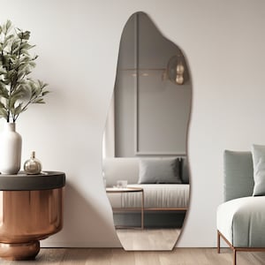 Oregelbunden spegel, väggtillbehör, spegelinredning för hemmet, modern vardagsrumsspegel, estetisk spegel, asymmetrisk spegel, inflyttningspresent