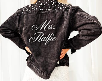 Frau Pearl Jeansjacke, personalisierte Pearl Damen Cowboyjacke, maßgeschneiderte Brautcowboyjacke, maßgeschneiderte Perlenbrautjacke, Brautgeschenk