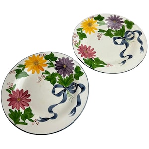 Set of 2 LRG Laurie Gates Melrose Flowers Leaves Blue Ribbon White Dinner Plates