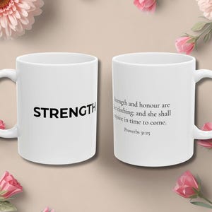 Taza Proverbios 31:25 RV Ella está vestida de fuerza y dignidad - Regalo cristiano para el Día de la Madre para madres fieles - Escritura minimalista
