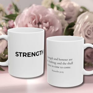 Taza Proverbios 31:25 - Regalo cristiano de cumpleaños para mujeres de fe - Taza de café minimalista moderna con versículo bíblico - Fuerza y dignidad