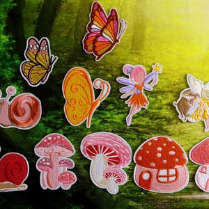 Peut inclure: Un ensemble de 10 patchs thermocollants aux motifs fantaisistes de papillons, champignons, escargots et fées. Les patchs sont parfaits pour ajouter une touche de fantaisie aux vêtements, sacs ou autres articles en tissu.