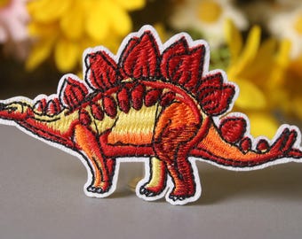 toppa stegosauro, toppa dinosauro, toppa stirabile, toppa ricamata, toppa divertente, toppa estetica, toppa meravigliosa, applique
