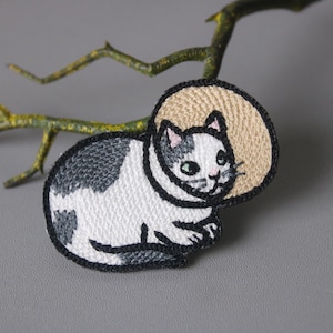 gato fofo com cone de vergonha patch, ferro em patch, adesivo em patch, patch bordado, patch engraçado, patch estético, patch lindo