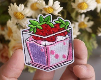 écusson tiramisu aux fraises, écusson gâteau aux fraises, écusson thermocollant, écusson brodé, écusson amusant, écusson esthétique, écusson magnifique, applique