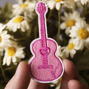 ピンクのギターパッチ、音楽パッチ、アイロンパッチ、貼り付けパッチ、刺繍パッチ、面白いパッチ、美しいパッチ、ゴージャスなパッチ