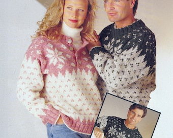 Op de afbeelding: Een stel draagt bijpassende gebreide truien. De trui van de vrouw is roze en wit met een sneeuwvlokontwerp, die van de man is groen en grijs. Een ingelijste afbeelding toont de man in dezelfde trui.
