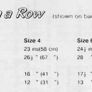 Op de afbeelding: Een pagina uit een patroonboek getiteld "Ducks in a Row" voor een kindertrui. De tekst bevat maatvoeringen voor maten 4, 6 en 8, met borstmetingen in cm.