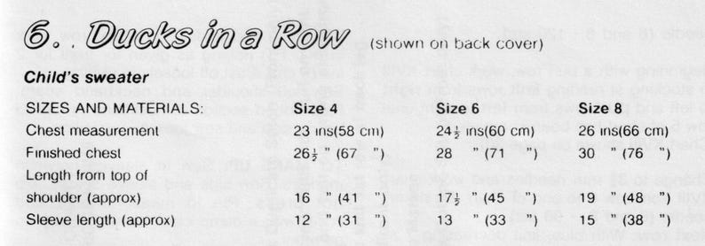 Op de afbeelding: Een pagina uit een patroonboek getiteld "Ducks in a Row" voor een kindertrui. De tekst bevat maatvoeringen voor maten 4, 6 en 8, met borstmetingen in cm.