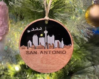 Adorno navideño hecho a mano con el horizonte de San Antonio
