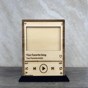 Personalisierter Musikrahmen aus Holz mit Gravur und Songtext - Geschenk für Musikliebhaber