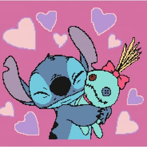 Puede incluir: Un personaje azul de Stitch de la película de Disney Lilo & Stitch está abrazando a un pequeño personaje alienígena azul de un ojo con un lazo rosa. El fondo es rosa con corazones en varios tonos de rosa y morado.