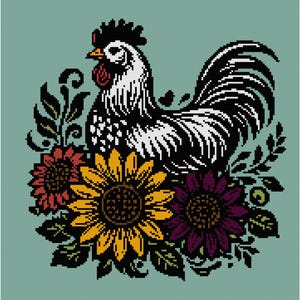 Op de afbeelding: Een zwart-witte haan met een rode kam staat voor een boeket zonnebloemen, rode en paarse bloemen en groene bladeren op een teal achtergrond.