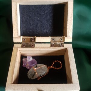 Crystal healing Box with Tourmalated Quartz - Courage and Confidence.