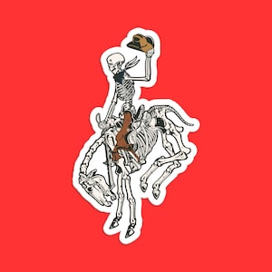 Adesivo scheletro da cowboy che cavalca scheletro di cavallo, arte gotica occidentale, cavaliere scheletro, teschio da cowboy, design inquietante dello scheletro, adesivo di Halloween
