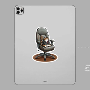 Puede incluir: Una pegatina con un gato de dibujos animados con un traje sentado en una silla de oficina. El gato es naranja, blanco y marr&oacute;n. La silla es gris y negra, con una base plateada. Se muestra en un iPad Pro de 12,9", tama&ntilde;o mostrado: 5".
