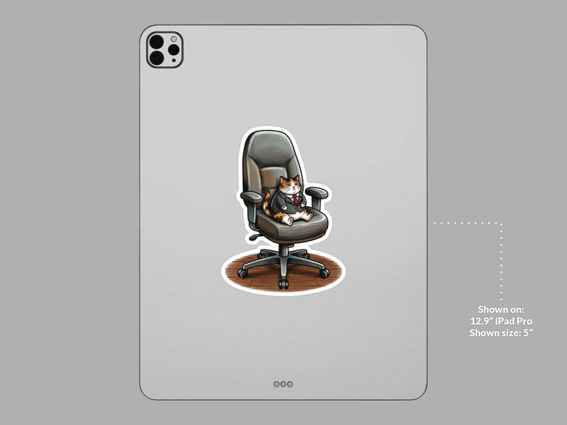 Puede incluir: Una pegatina con un gato de dibujos animados con un traje sentado en una silla de oficina. El gato es naranja, blanco y marr&oacute;n. La silla es gris y negra, con una base plateada. Se muestra en un iPad Pro de 12,9", tama&ntilde;o mostrado: 5".
