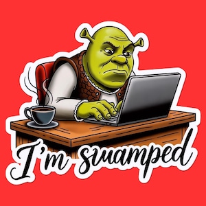 Puede incluir: Una pegatina con Shrek, el personaje animado, con aspecto estresado mientras trabaja en un portátil. Una taza de café está sobre el escritorio. El texto "I'm swamped" está escrito en cursiva debajo del escritorio, todo sobre un fondo rojo.