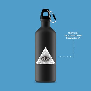 Op de afbeelding: Zwarte waterfles met een witte all-seeing eye-afbeelding in een driehoek. Getoond op: 18oz waterfles. Getoonde maat: 3"