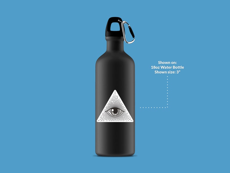 Op de afbeelding: Zwarte waterfles met een witte all-seeing eye-afbeelding in een driehoek. Getoond op: 18oz waterfles. Getoonde maat: 3"