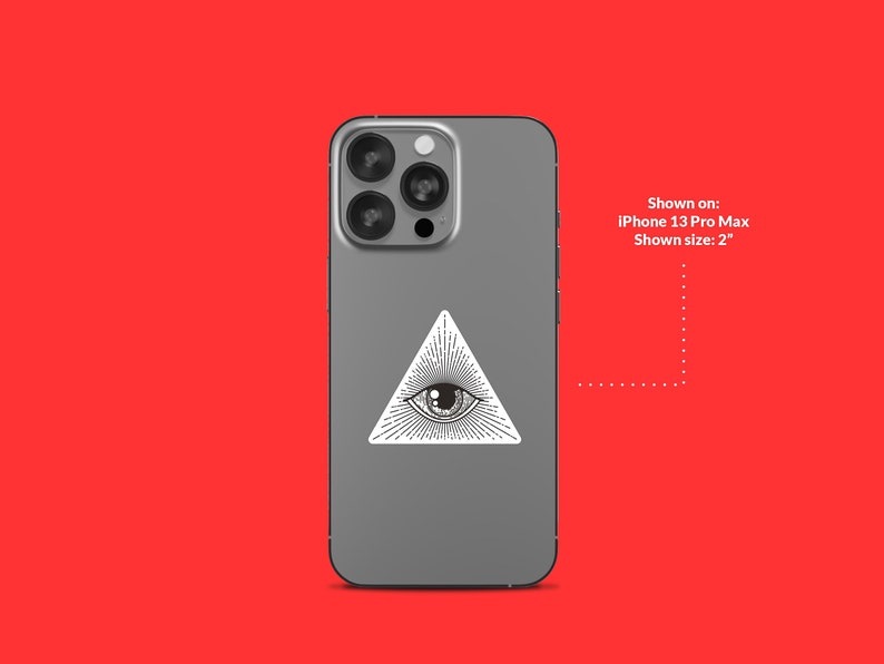 Op de afbeelding: Een grijze iPhone 13 Pro Max met een witte sticker van een alziend oog op de achterkant. Getoond op: iPhone 13 Pro Max. Getoonde grootte: 2"