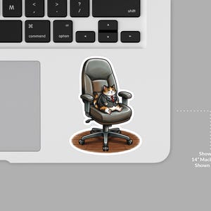 Puede incluir: Una pegatina con un gato de dibujos animados con un traje sentado en una silla de oficina. El gato es naranja, blanco y negro. La silla es gris y negra, con una base plateada. La pegatina se muestra en un port&aacute;til.